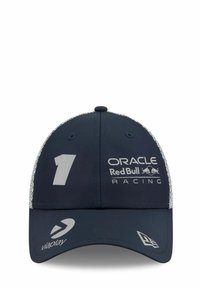 Marineblaue Kappe mit fester Vorderseite, Netzrücken, silbernen Logodetails und einer großen weißen Zahl "1" auf der Vorderseite. Verfügt über einen verstellbaren Riemen.