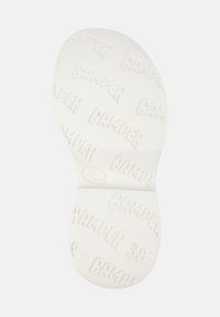 Bílá gumová podrážka boty s vyvýšeným brandingem "CAMPER", hladkým povrchem a zaobleným tvarem, s výrazně vyznačenou velikostí "38".