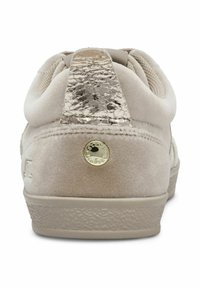 Sneaker in suede beige con tassello posteriore metallico argento, suola in gomma testurizzata e accento oro sul retro.