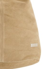 Beige suede taske med glat tekstur, syede sømme og en metalplade med logoet "VENEZIA." Enkel, afrundet form.