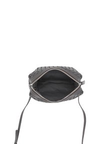 Grau geflochtene Lederhandtasche mit Reißverschluss, ausgestattet mit einem geräumigen Innenraum, der mit schwarzem Stoff ausgekleidet ist, und einem schmalen Schulterriemen.