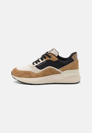 Baskets décontractées avec panneaux en daim noir, beige et marron, détails perforés, lacets noirs et semelle épaisse beige.