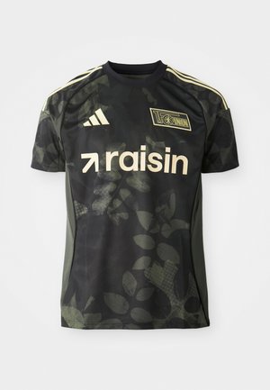 Jersey negro de manga corta con un sutil patrón de hojas, detalles dorados y el logo "raisin". Presenta las rayas de Adidas en los hombros y cuello redondo.