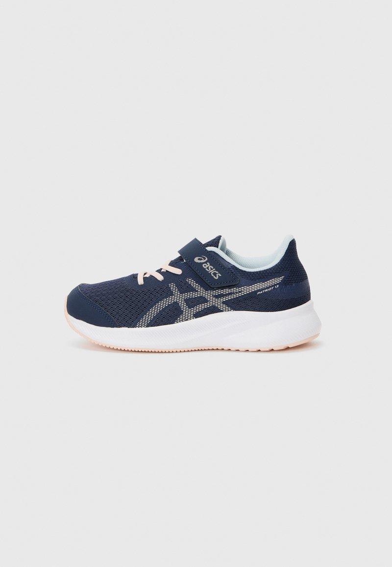 Chaussure de sport en maille marine avec des accents bleu clair, une sangle Velcro et des lacets roses. Présente une semelle texturée et un design épuré et arrondi.
