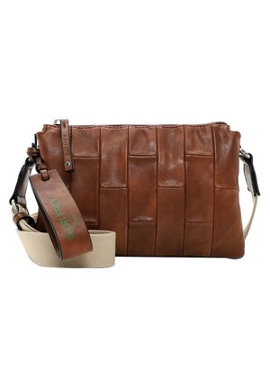 Bruine leren crossbodytas met gestructureerde panelen, ritssluiting en een afneembare beige stoffen riem. Voorzien van logo-accenten op de riem.