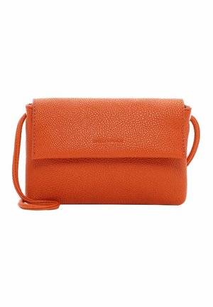 Sac en bandoulière en cuir orange avec une finition texturée, rabat pliable et bandoulière réglable. Forme rectangulaire compacte, matériel minimal.