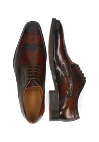 Scarpe eleganti in pelle marrone con design a wingtip, dettagli brogue, punta appuntita e tacco impilato. Chiusura con lacci.