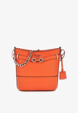 Sac à main en cuir synthétique orange avec une finition texturée, une bandoulière en chaîne argentée, des éléments décoratifs, et une petite étiquette attachée.