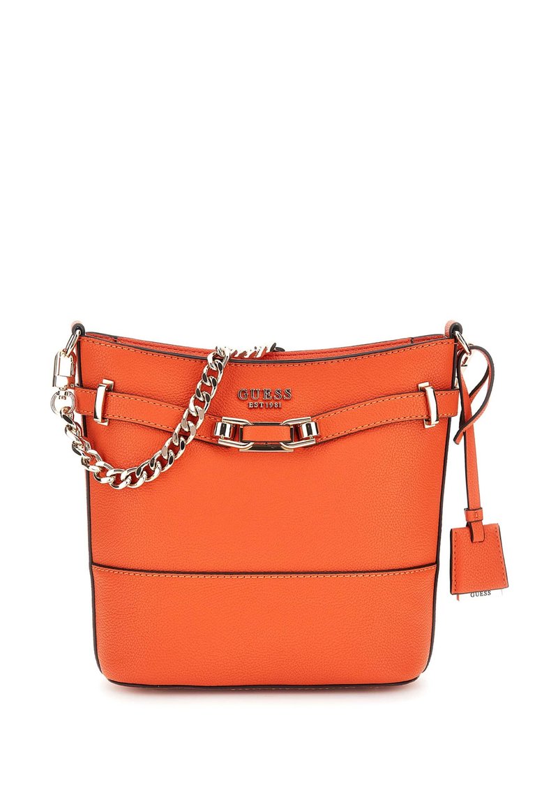 Borsa a tracolla in pelle sintetica arancione con finitura texturizzata, tracolla in catena silver, hardware decorativo e un piccolo tag attaccato.