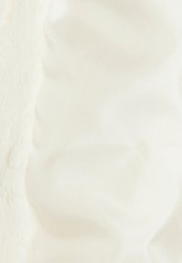 Tessuto bianco strutturato con una morbida pelliccia da un lato e una finitura liscia simile al raso dall'altro, caratterizzato da una leggera lucentezza e un colore uniforme.