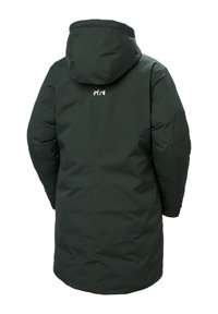Donkergroene geïsoleerde winterparka met aangehechte capuchon, gezien van achteren, met een klein wit merkembleem onder de capuchon.