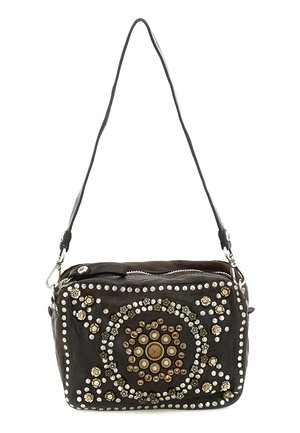 Borsa a tracolla in pelle nera con motivo circolare di borchie dorate e argentate e chiusura con zip.