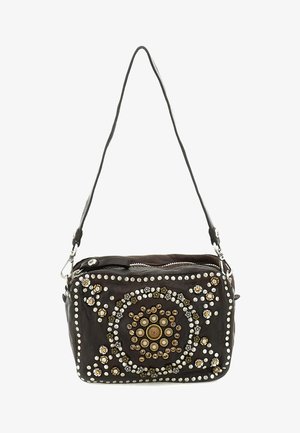 Borsa a tracolla in pelle nera con motivo circolare di borchie dorate e argentate e chiusura con zip.