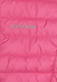 Roza izolirana jakna s kvadratnim uzorkom, sa Columbia logotipom izvezenim u srebrnoj boji. Glatki materijal, lagan dizajn.