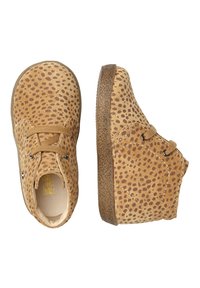 Scarpe in suede marrone con un motivo a pois, dotate di un design con lacci e suola in gomma testurizzata per aderenza e flessibilità.