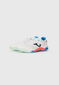 Des chaussures de sport blanches présentent un design texturé avec une langue en mesh bleu, des accents noirs et roses, et une semelle extérieure en menthe translucide.