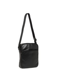Borsa a tracolla nera in pelle con cinturino regolabile, dotata di una tasca con zip frontale, texture liscia, forma rettangolare e branding minimale.