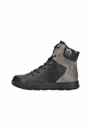 High-top sneaker met zwarte en donkergrijze leren panelen, bloemstoffen detail bij de enkel, zwarte veters en een getextureerde zwarte zool.
