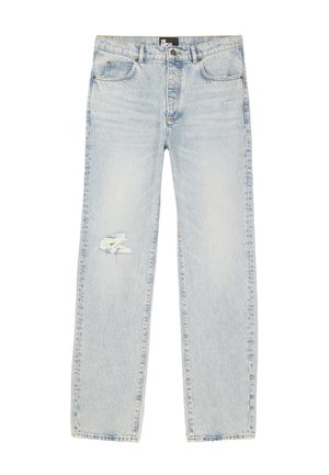 Hellblaue Jeans mit geradem Bein, einer ausgefransten Rissstelle am linken Oberschenkel und einem Markenlabel am Bund.