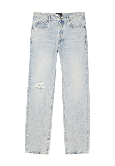 Jean bleu clair à jambes droites avec une déchirure usée sur la cuisse gauche et une étiquette de marque sur la ceinture.