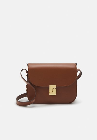 Braune Ledertasche mit Klappenverschluss, Beschlägen in Goldfarbe, einem Schultergurt und einer glatten Oberfläche. Kompakte rechteckige Form.