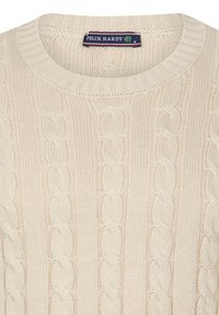 Cremefarbener Strickpullover mit einem strukturierten Zopfmuster, ausgestattet mit einem gerippten Rundhalsausschnitt und dem Markenlabel "Felix Hardy" am Kragen.