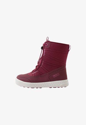 Stivale impermeabile in prugna con albero imbottito, sistema di lacci e suola in gomma bianca. Presenta cuciture diagonali e tallone rinforzato.