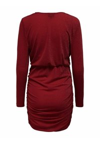 Robe rouge à manches longues en tissu scintillant ; elle présente une taille cintrée et un détail froncé à l'arrière pour une silhouette ajustée.