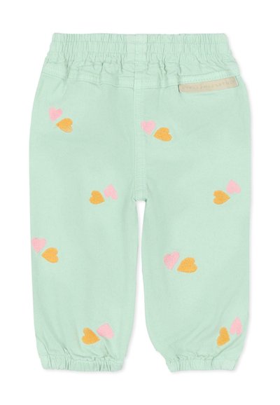 Pantalon vert clair pour tout-petit avec ceinture et bords élastiques, décoré de paires de cœurs roses et oranges brodés dispersés sur le tissu.