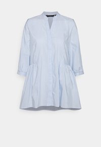 Blusa a righe blu chiaro con colletto alto, maniche a tre quarti e dettagli arricciati in vita. Tessuto di cotone liscio.