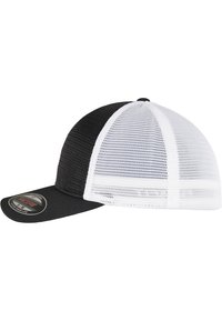 Zwart-wit trucker cap met een volledig zwarte voorkant en een witte mesh achterkant, met een gebogen rand en een ronde sluiting bovenaan.