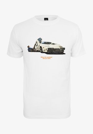 Bela bombažna majica s ilustracijo avtomobila, na kateri sta prikazana dva lika, besedilo "Ko te vikend udari močno" pa je postavljeno na preprostem ozadju.