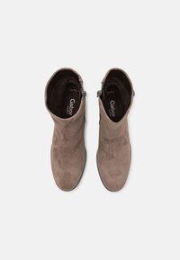 Paire de bottines en daim taupe avec fermetures éclair latérales, bouts ronds et semelles intérieures matelassées portant la mention « Gabor comfort ».