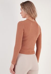 LELA SLIM FIT - Pulover - biscuit