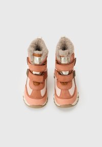 Botas de invierno en rosa y beige con un suave y esponjoso cuello, dos correas ajustables de Velcro y una suela resistente para mayor tracción.
