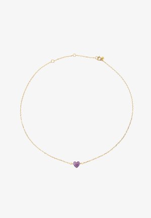 Guld-tone kæderegner med en lyserød hjerteformet ædelsten, prydet med to små perler, som viser en delikat design.