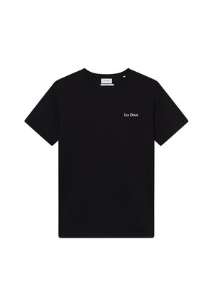 Czarny bawełniany T-shirt, okrągły dekolt, krótkie rękawy, z małym białym logo "Les Deux" na lewej piersi. Prosty design, gładka faktura.