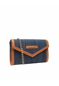 Clutch in denim con dettagli in pelle marrone, tracolla in catena dorata, chiusura a patta e toppa con logo. Forma rettangolare, tessuto testurizzato e colori a contrasto.