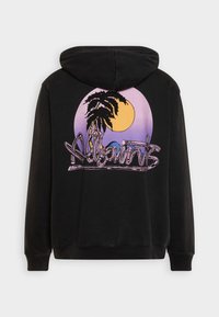 Svart hoodie med ett grafiskt tryck av ett palmlund och sol mot en gradientlila cirkel. Mjuk tyg med avslappnad passform.