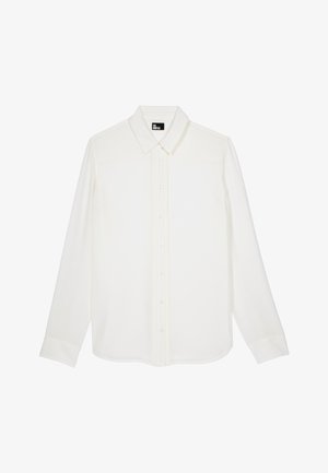 Biała koszula z długim rękawem, wykonana z gładkiego materiału, z kołnierzykiem w kształcie wykładanym, z zapięciem na guziki z przodu oraz przeszyciami wzdłuż listwy.
