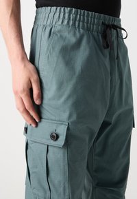 HUGO GARLO - Cargobukse - dark green