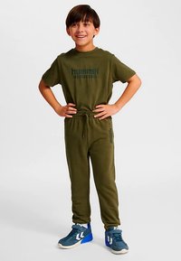 Olive green outfit featuring a crew neck t-shirt with "hummel" logo and matching joggers. Includes elastic waistband and side pockets.