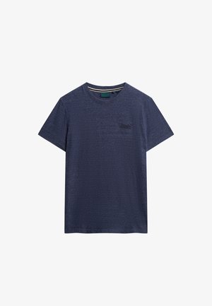 T-shirt bleu marine manches courtes col rond avec une texture subtile et un petit logo brodé sur la poitrine gauche sur fond blanc.