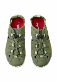 Zielone buty sportowe z siateczki i zamszu, z elastycznymi sznurówkami, okrągłym uchwytem i czerwonym wkładką. Zaokrąglony kształt noska.