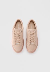 Sneaker in suede beige con punta rotonda, design tradizionale con lacci, dettagli in metallo argentato e suola in gomma.