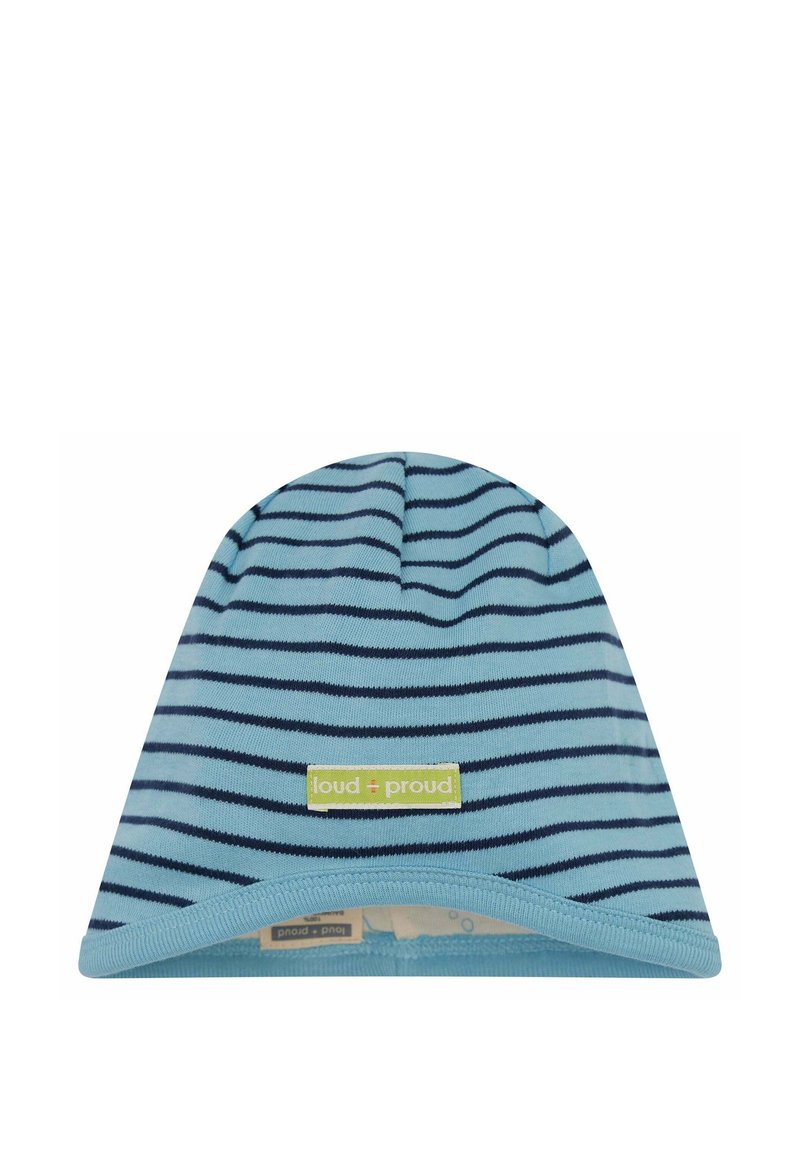Blauwe gestreepte beanie gemaakt van zachte stof, met donkerblauwe strepen, een omgeslagen rand en een groen label met het "loud + proud" logo.