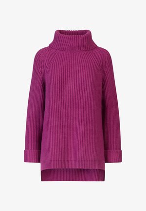 Jersey de punto fucsia con textura acanalada, cuello alto tipo embudo y hombros caídos. Presenta mangas largas y un bajo trasero ligeramente más largo.