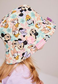 Cappello a secchiello in cotone con un motivo floreale pastello, decorato con personaggi dei cartoni animati. Fiore decorativo e etichetta del marchio sul lato.