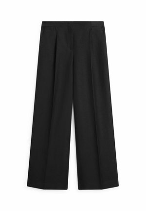 Pantalon noir à jambes larges avec plis sur le devant et poches latérales, conçu pour une coupe décontractée et ajustée.