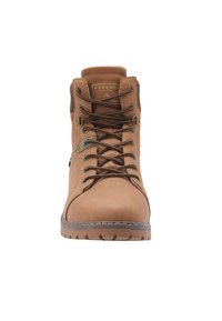 Bota de senderismo de cuero marrón con ojales de metal, punta redonda, cuello acolchado y suela robusta. Presenta una textura y cordones en contraste.